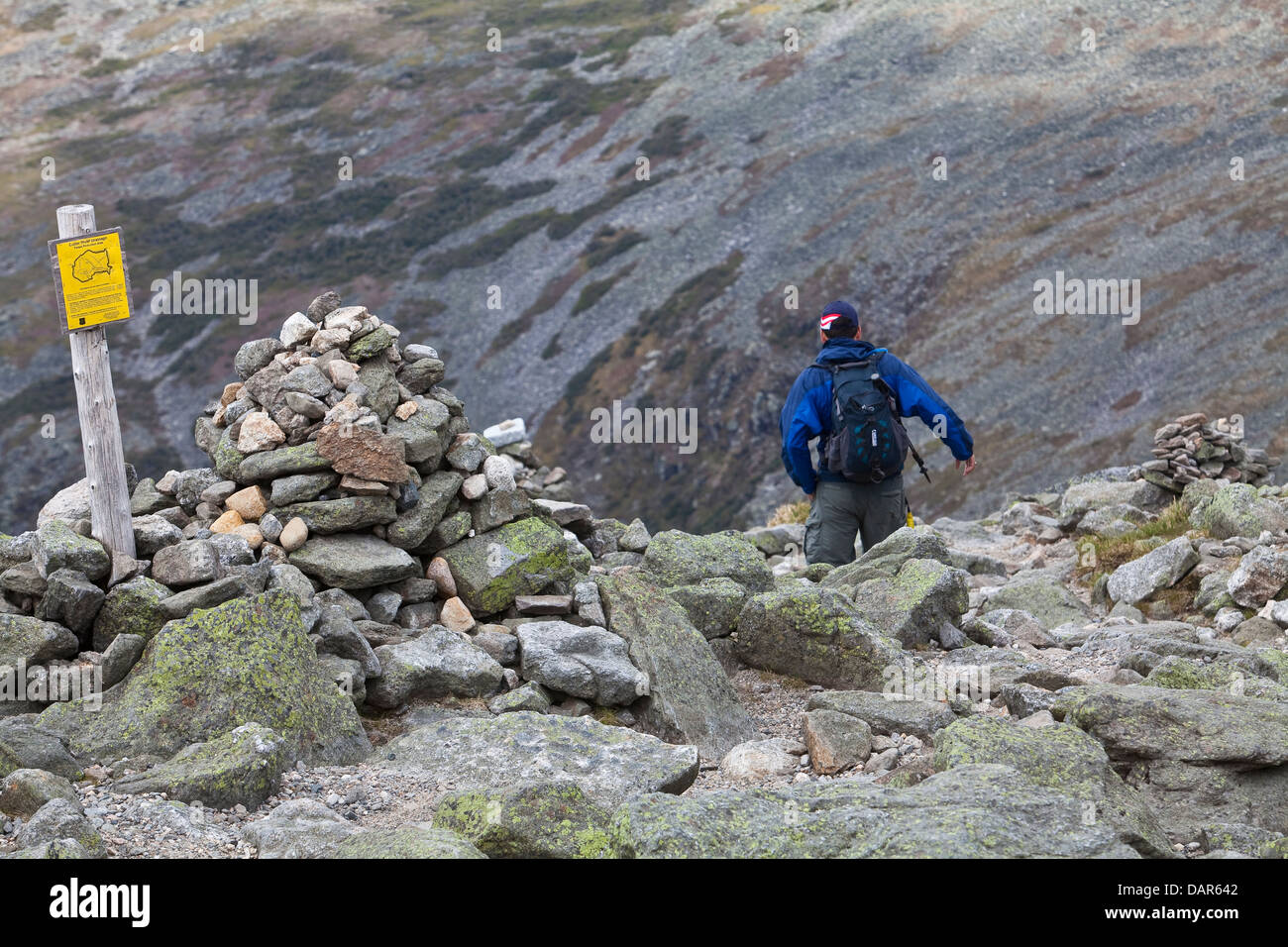 Un homme marche sur le Huntington Ravine Trail sur le mont Washington au New Hampshire Banque D'Images