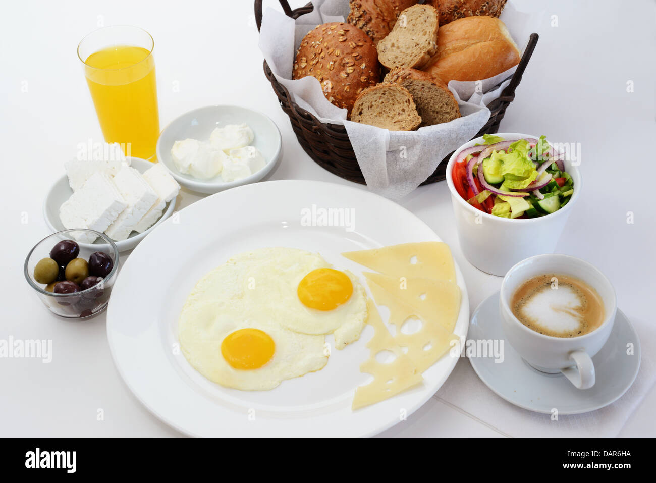 Petit-déjeuner sain avec amour - forme de coeur au café Banque D'Images