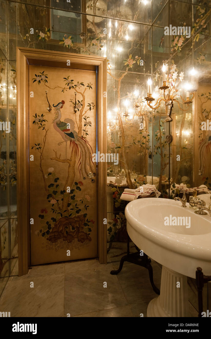 Salle de bains avec miroir au plafond et murs couverts de bagues et d'appliques en cristal de roche. Banque D'Images