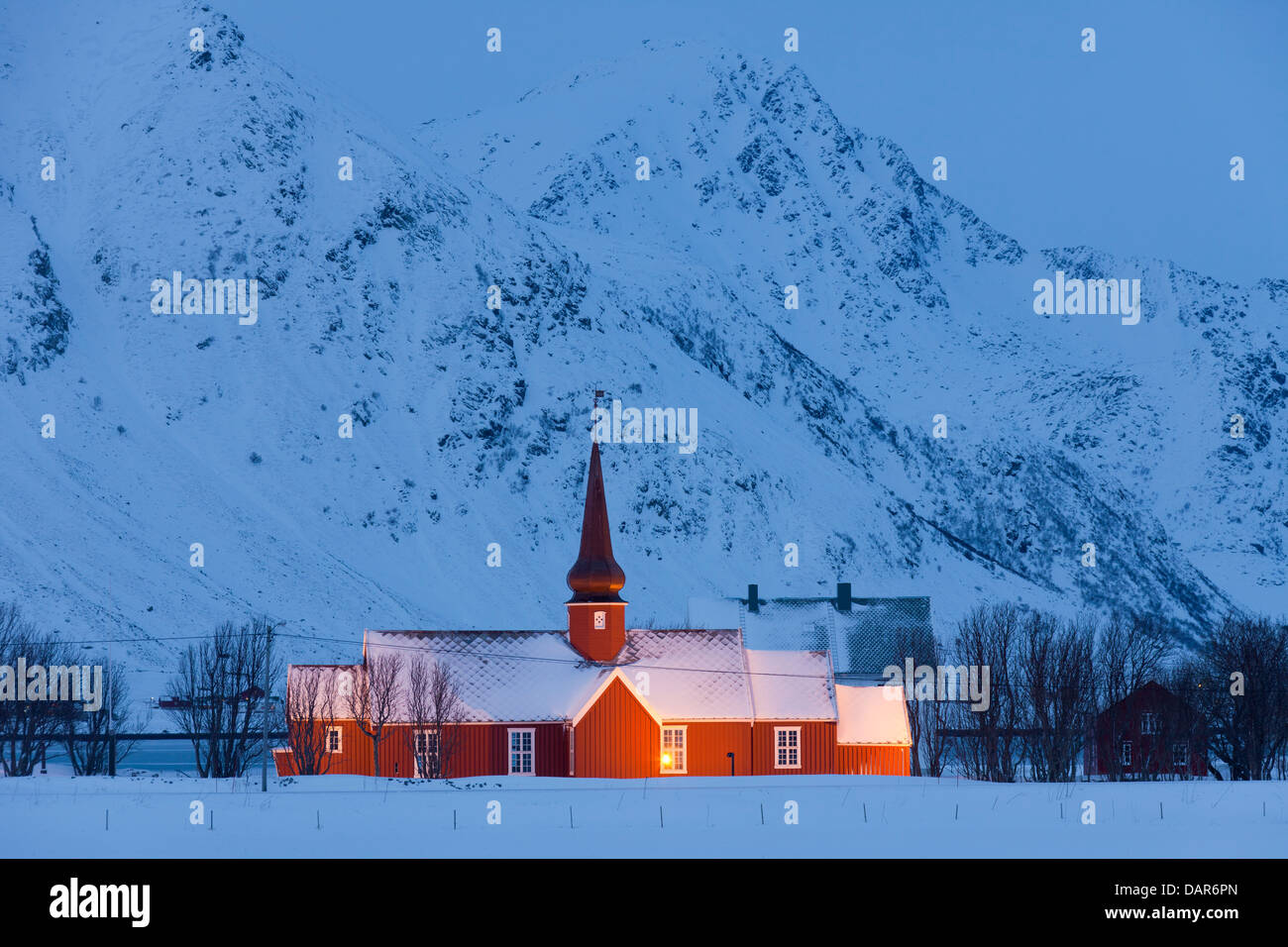 L'église de Flakstad nuit dans la neige en hiver, Fylke Nordland, îles Lofoten, Norvège, Scandinavie Banque D'Images