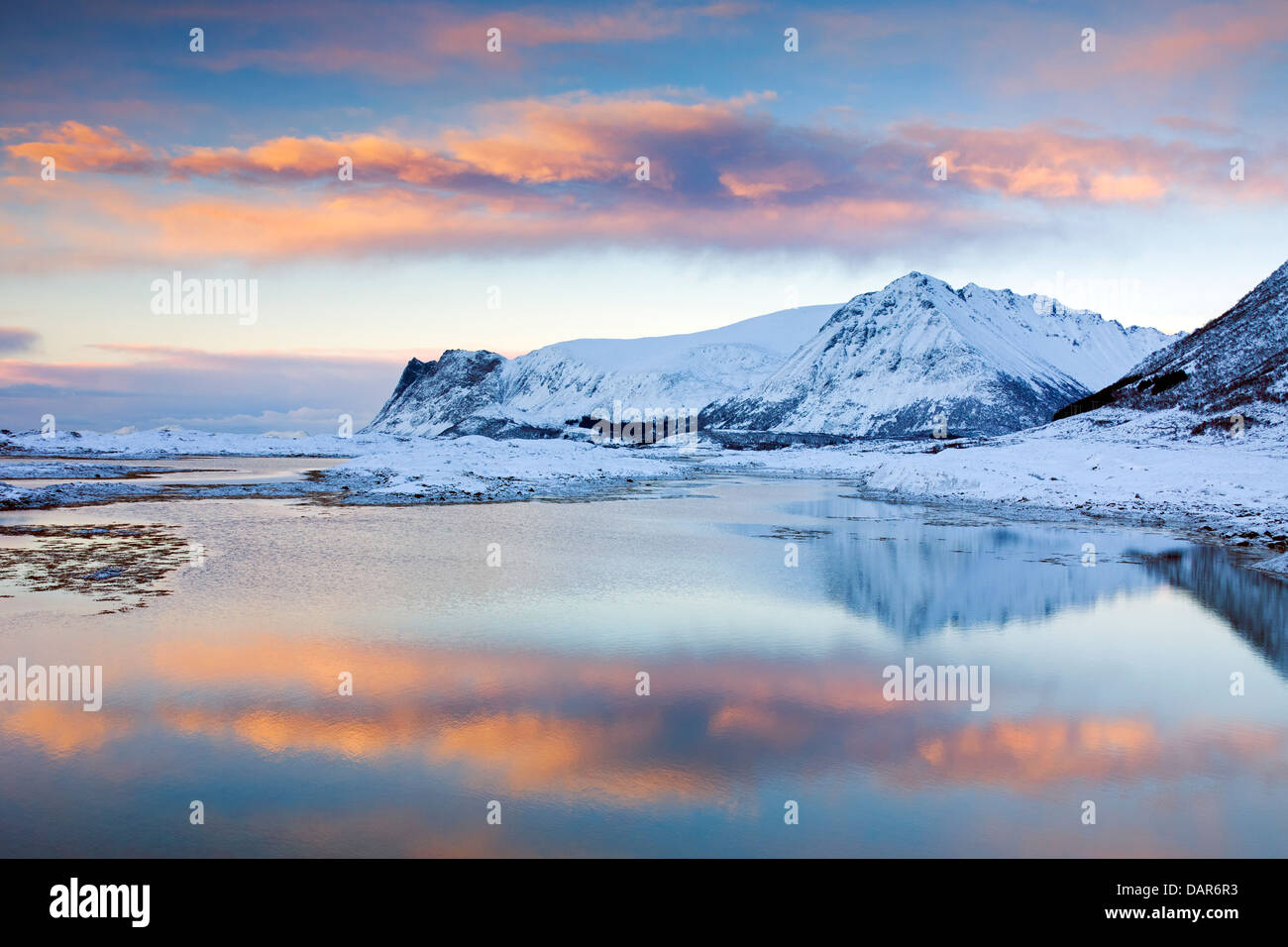 Vue sur le fjord et les montagnes en Gimsøystraumen la neige en hiver, îles Lofoten, Nordland, Norvège, Scandinavie Banque D'Images