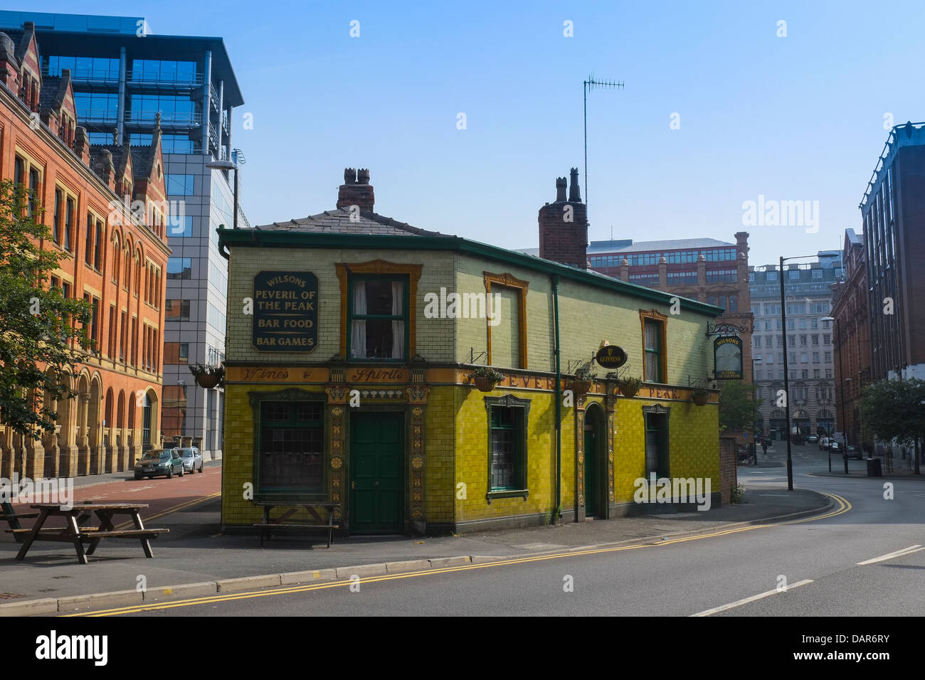 En Angleterre, Manchester, vue en direction de Peveril Of The Peak public house Banque D'Images