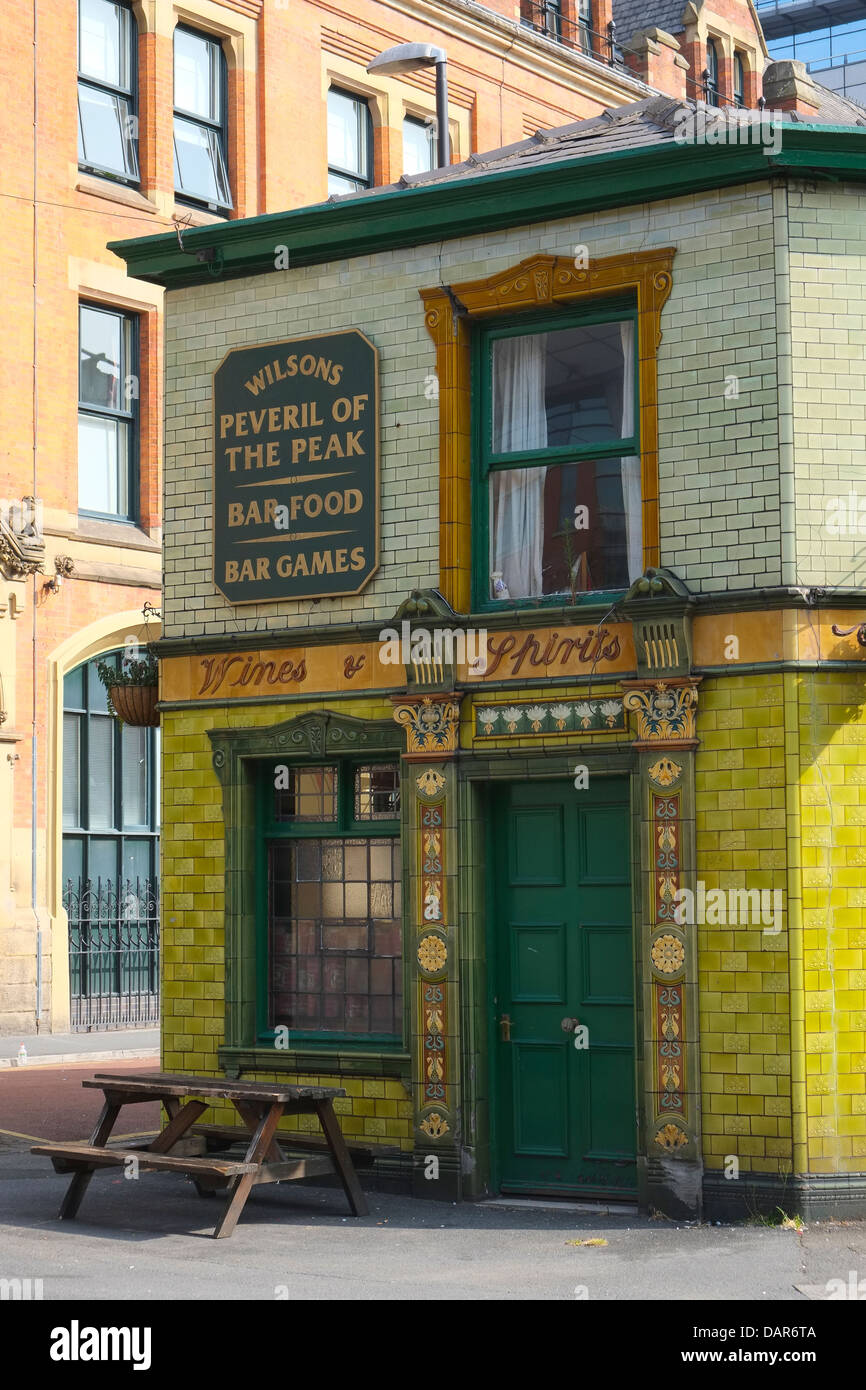 En Angleterre, Manchester, vue en direction de Peveril Of The Peak public house Banque D'Images