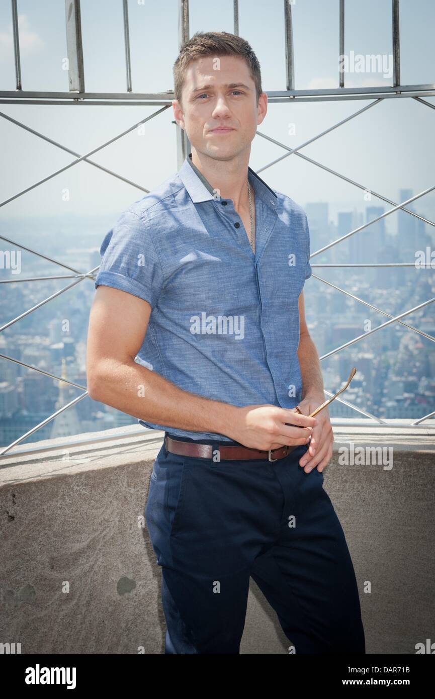 Manhattan, New York, USA. 17 juillet, 2013. AARON TVEIT, co-star de USA du réseau nouveau drame ''Graceland'' tours l'Empire State Building et du 86e étage du 103e étage parapet, mercredi, 17 juillet 2013. Credit : Bryan Smith/ZUMAPRESS.com/Alamy Live News Banque D'Images