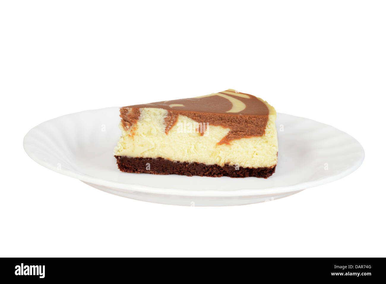 Gâteau fromage au chocolat isolé sur une plaque Banque D'Images