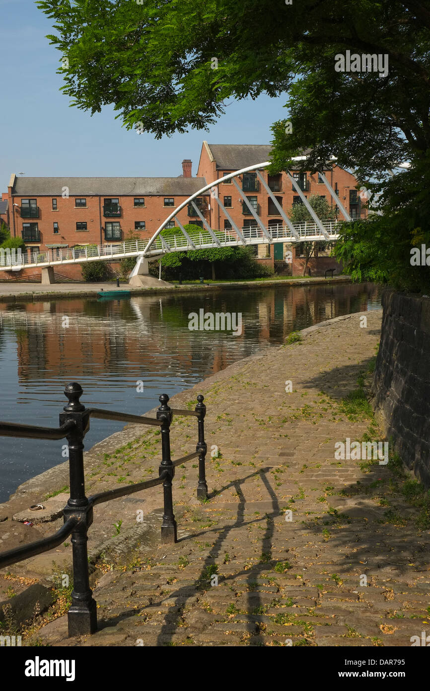 En Angleterre, Manchester, Canal et pont suspendu de l'zone Castlefield Banque D'Images