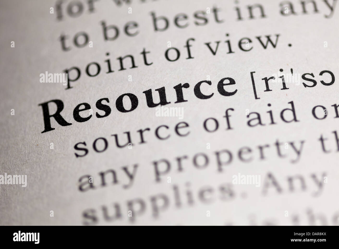 Faux dictionnaire, dictionnaire définition du mot ressource. Banque D'Images