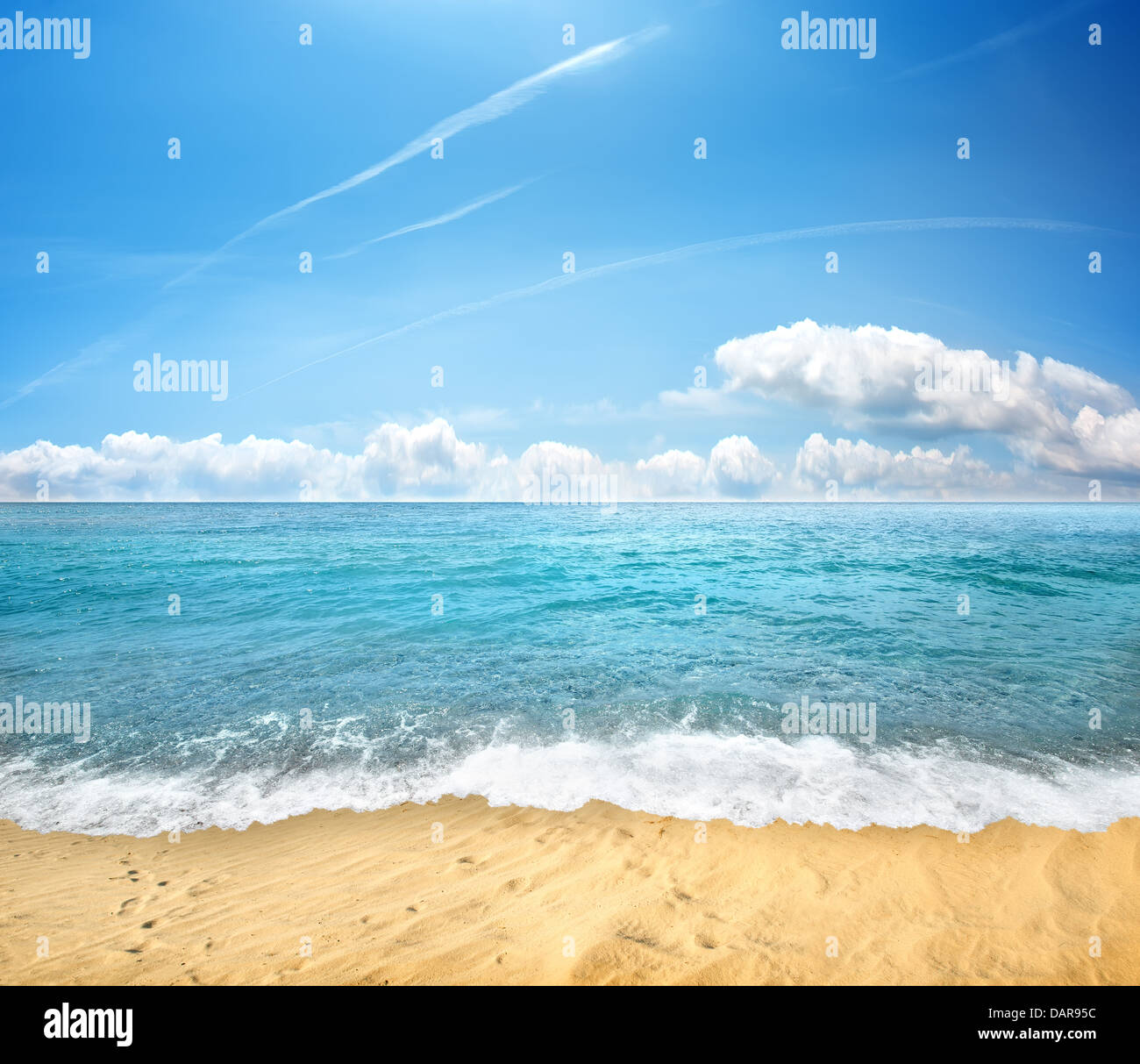 Plage de sable jaune tropical et ciel bleu Banque D'Images