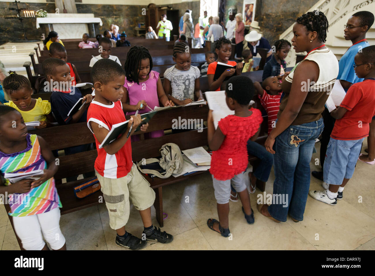 L'Afrique, Mozambique, Maputo. Les enfants qui étudient en église historique. Banque D'Images