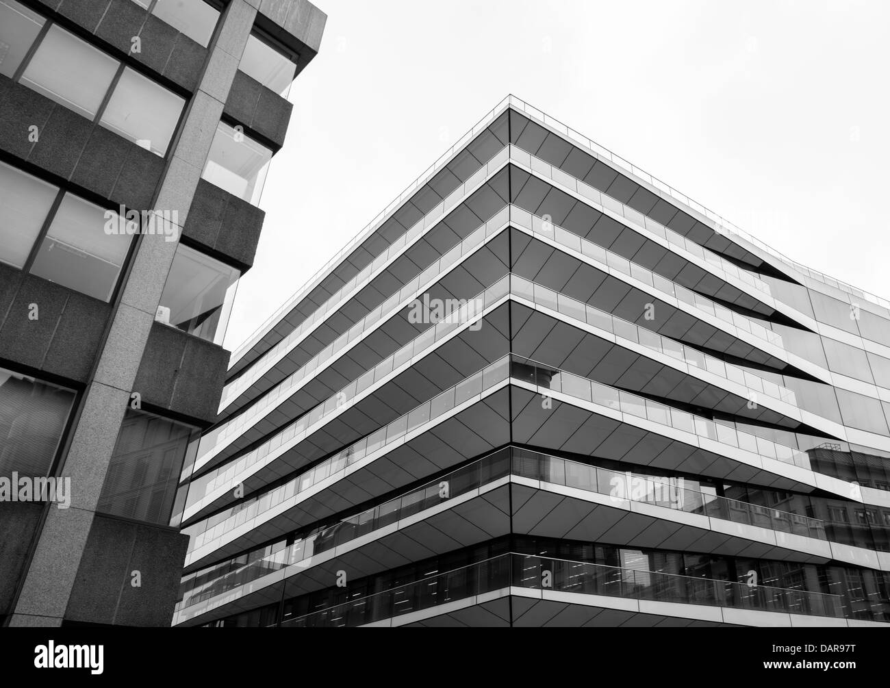 Photo noir et blanc du superbe bâtiment moderne utilisé par la Banque Royale du Canada, près de London Bridge Banque D'Images