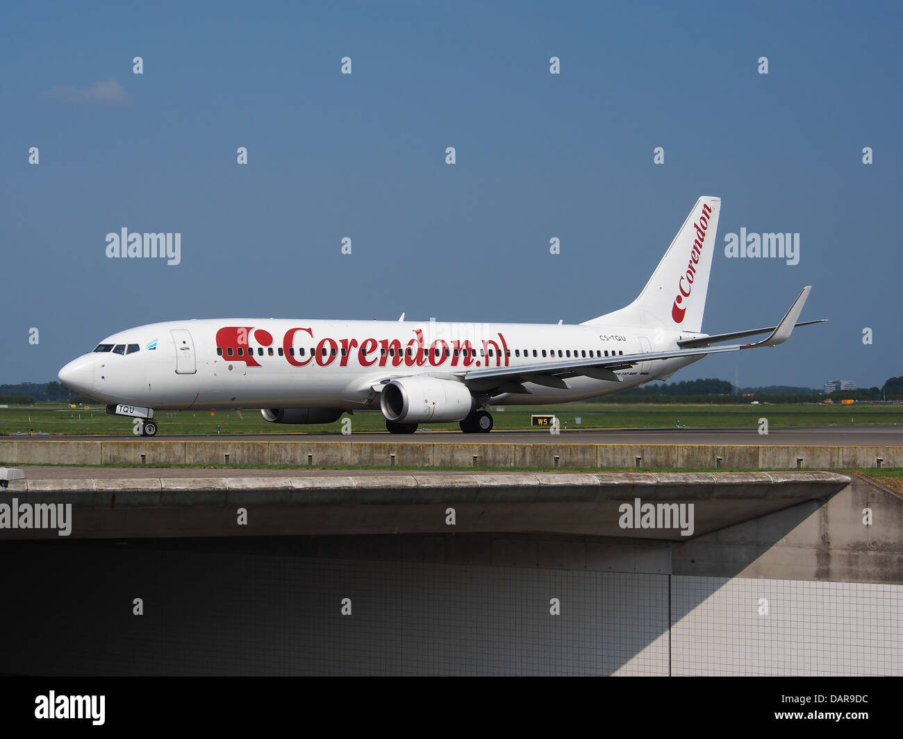 CS-TQU est un Boeing 737-8K2(WL) exploité par Corendon Dutch Airlines, une compagnie low cost en Europe. Cet avion fait partie de la flotte de la compagnie aérienne, conçu pour des voyages court-courriers efficaces avec des équipements modernes et des opérations économes en carburant. Banque D'Images