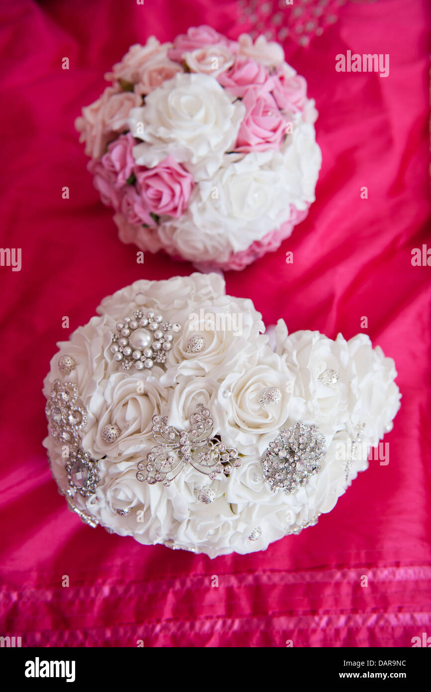 Bouquet De Mariée En Tissu Blanc Avec Fleur Et Papillon