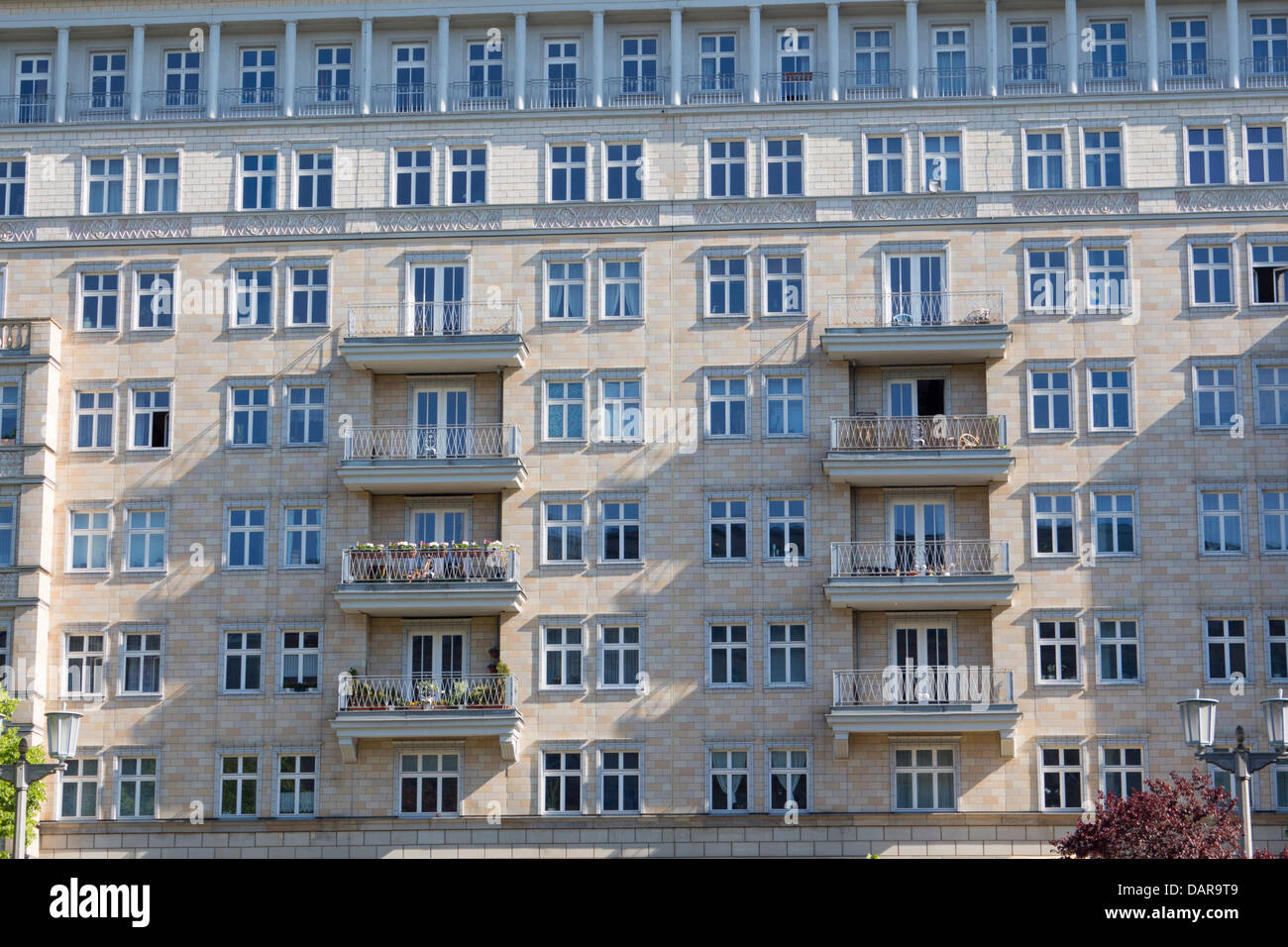 Karl Marx Allee des immeubles d'appartements de style architectural distinctif réaliste socialiste Friedrichshain Berlin Allemagne Banque D'Images