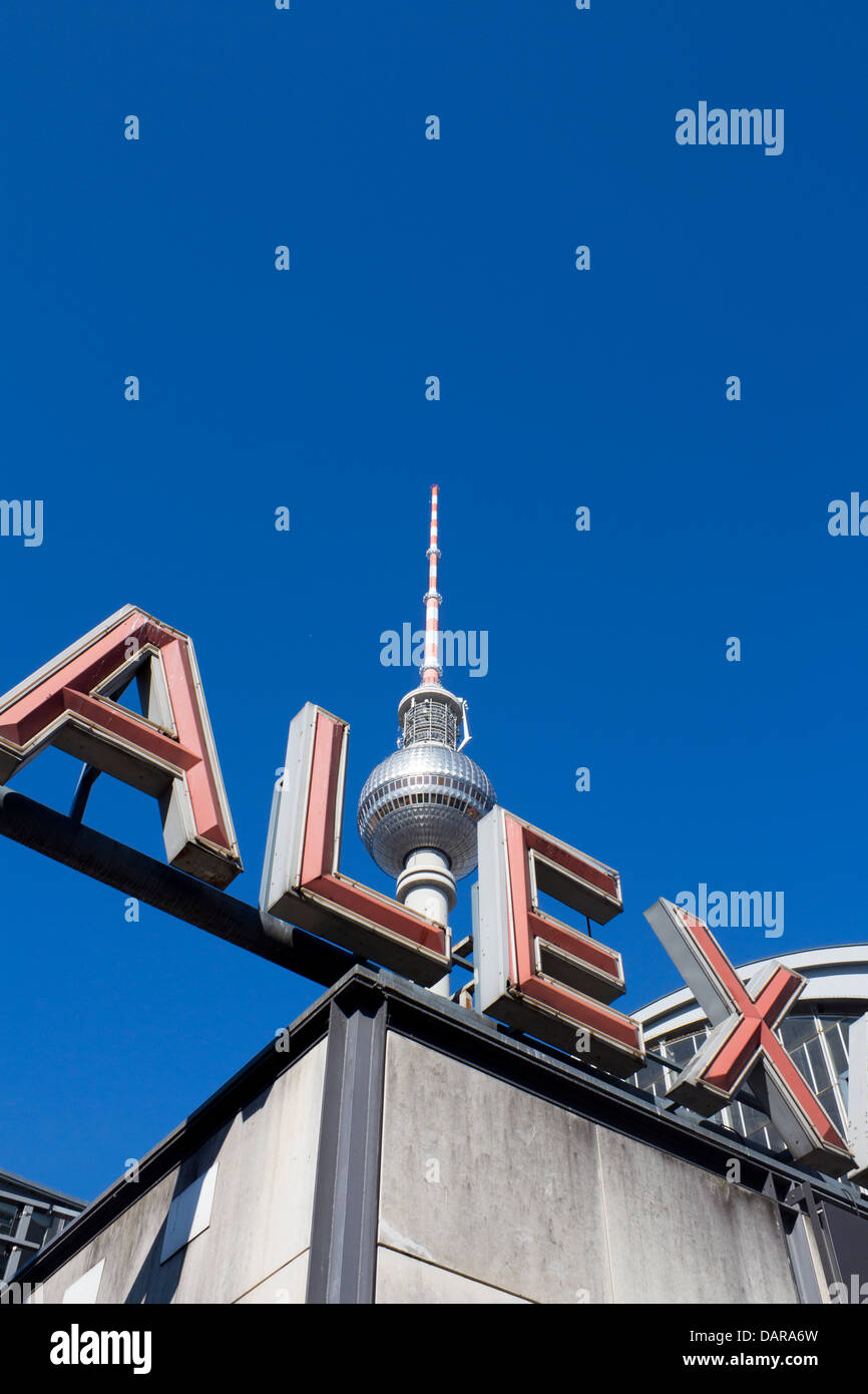 Fernsehturm, la tour de télévision et d'une partie de l'Alexanderplatz Mitte Berlin Allemagne signe Banque D'Images