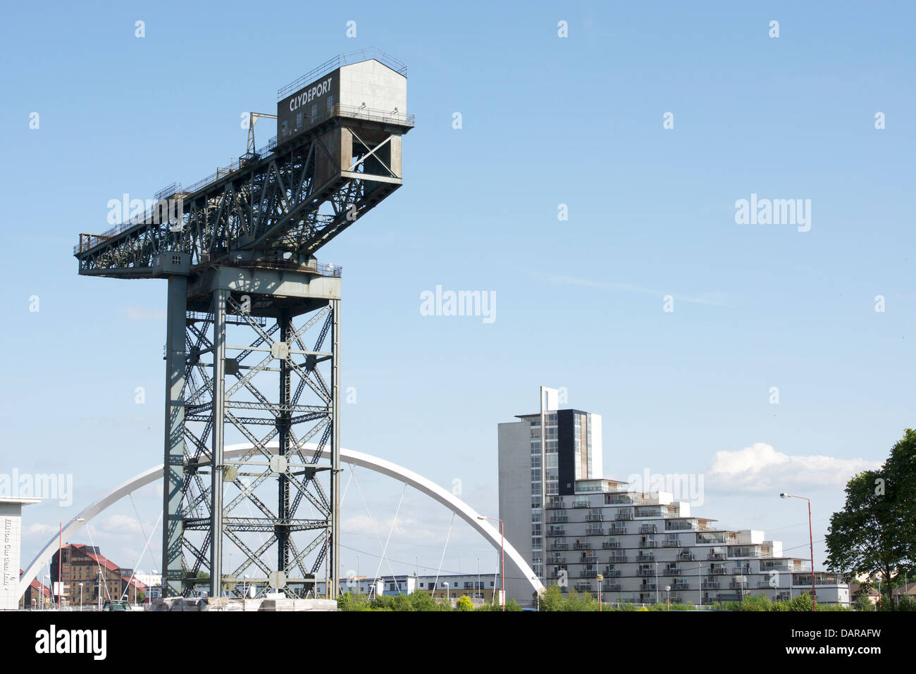 L'Finnieston Crane dwarfs the Clyde Arc. Banque D'Images