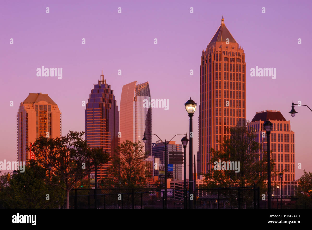 Midtown Atlanta dans la lueur dorée de l'heure du coucher du soleil comme vu de la région de l'Atlantic Station. Atlanta, Géorgie, (États-Unis) Banque D'Images