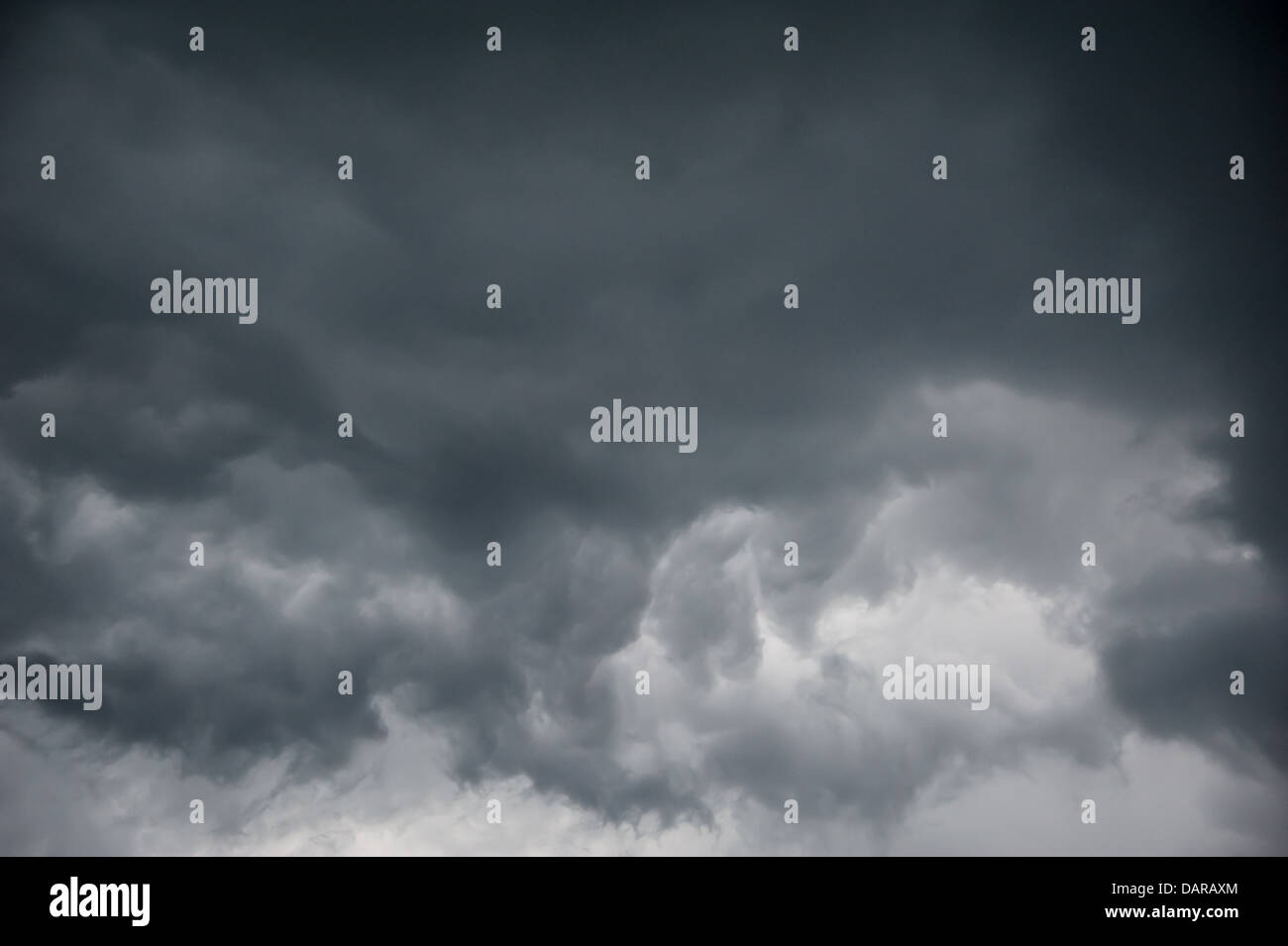 Le noir et blanc nuages dans un ciel menaçant. Banque D'Images