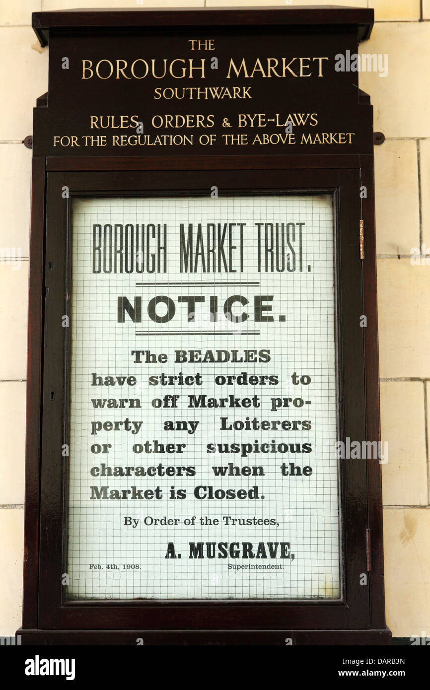 Règles, ordres et règlements sont affichés à Borough Market à Southwark, Londres, Angleterre. Banque D'Images