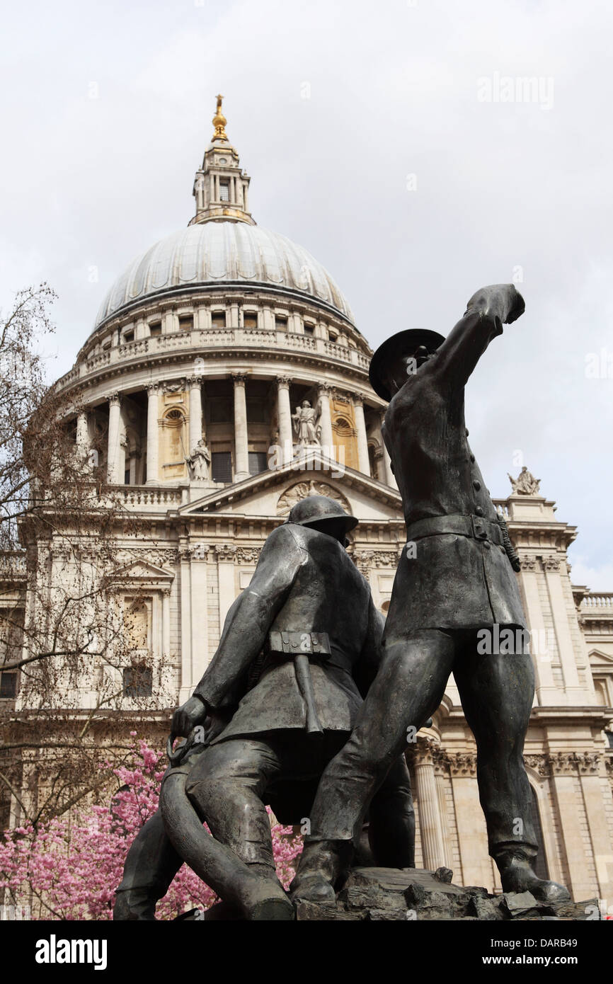 Mémorial de pompiers près de la Cathédrale St Paul à Londres, Angleterre. Banque D'Images