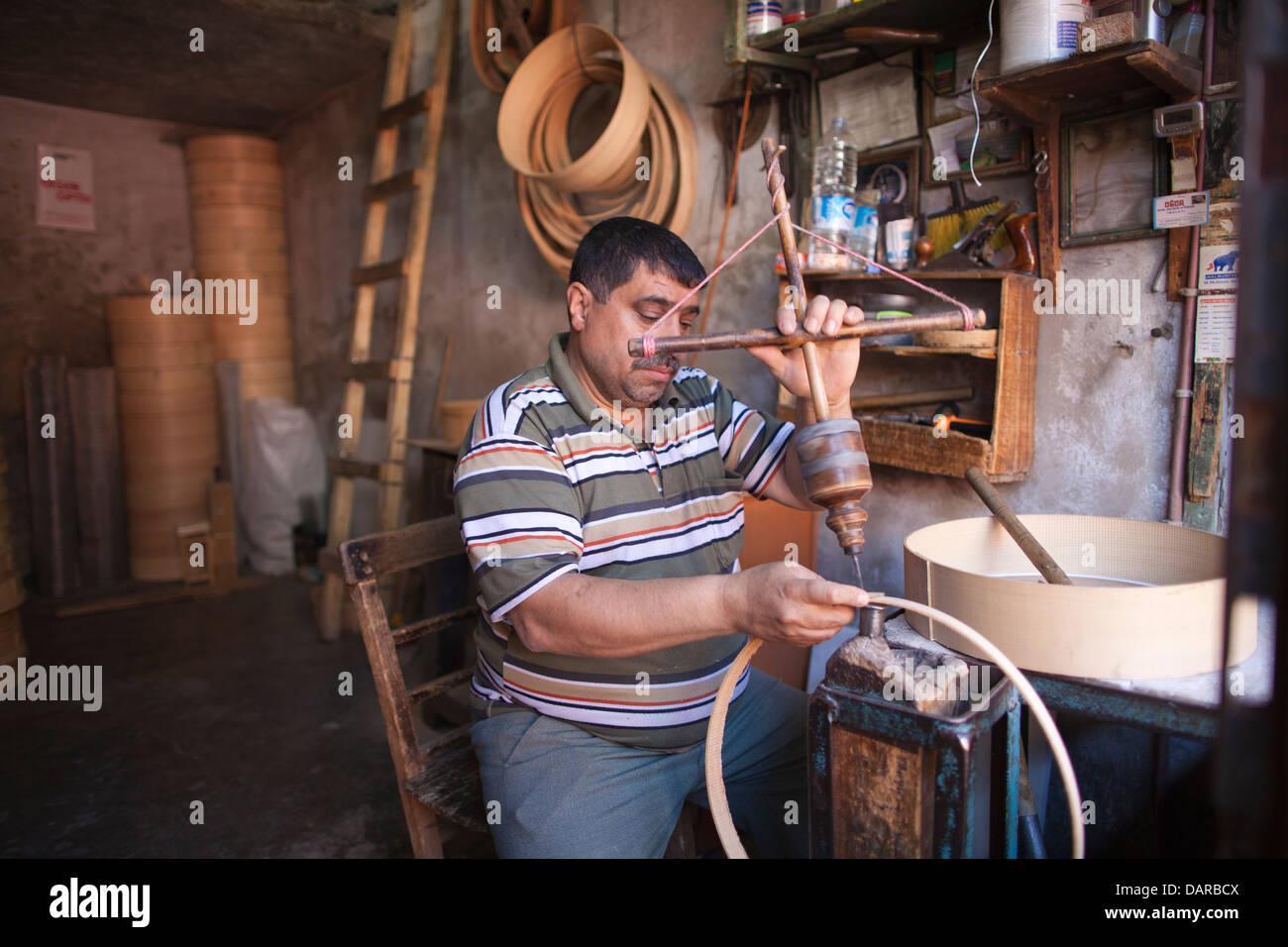 L'homme en utilisant des outils traditionnels de Bakircilar Carsisi, marché historique de Gaziantep, Turquie Banque D'Images