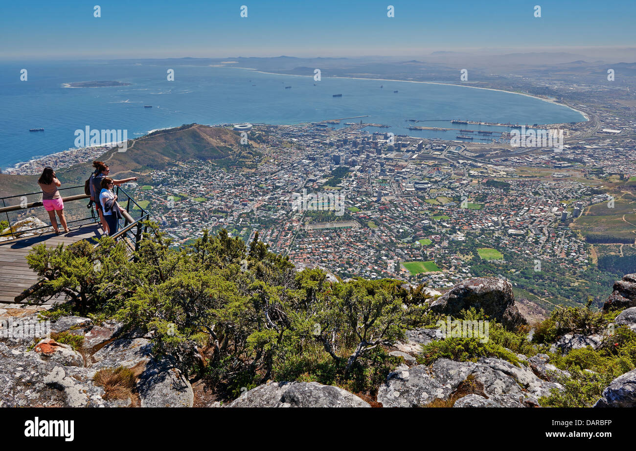 Les touristes en vue depuis la montagne de la Table sur Cape Town, Western Cape, Afrique du Sud Banque D'Images