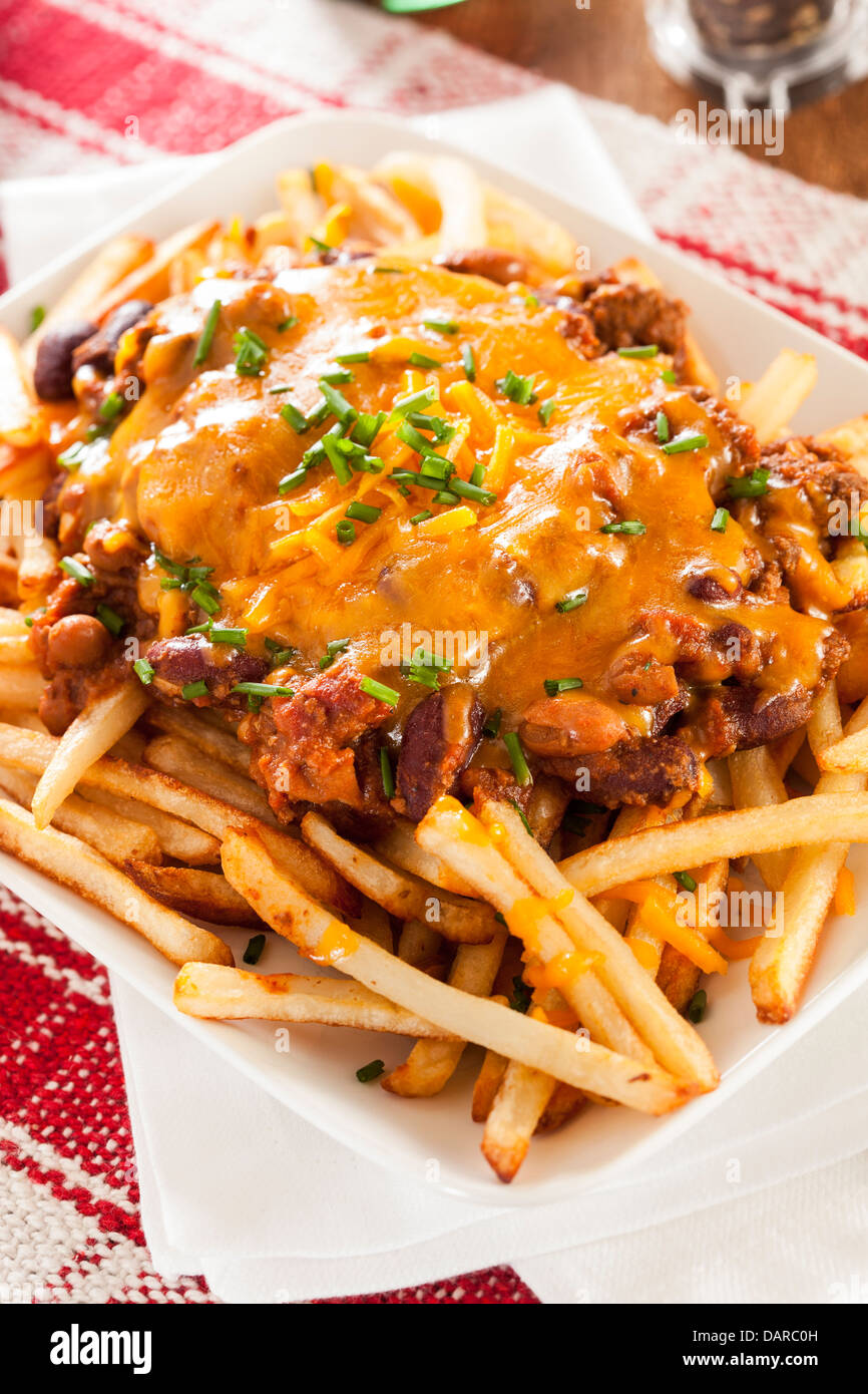 Chili Cheese Fries malpropre malsaine sur un arrière-plan Banque D'Images