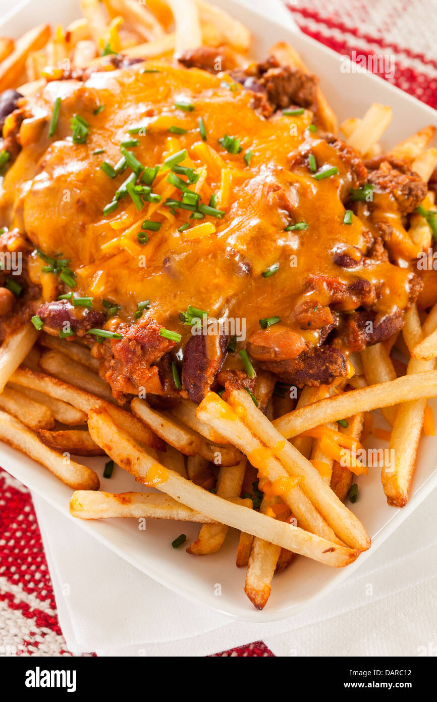 Chili Cheese Fries malpropre malsaine sur un arrière-plan Banque D'Images