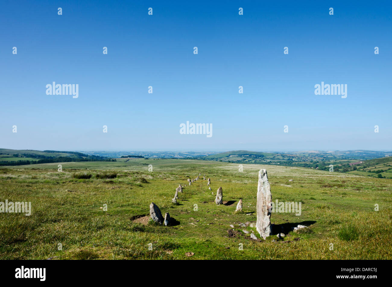 Rangée de pierres près de Fernworthy forêt dans le parc national du Dartmoor sur une journée d'été Banque D'Images