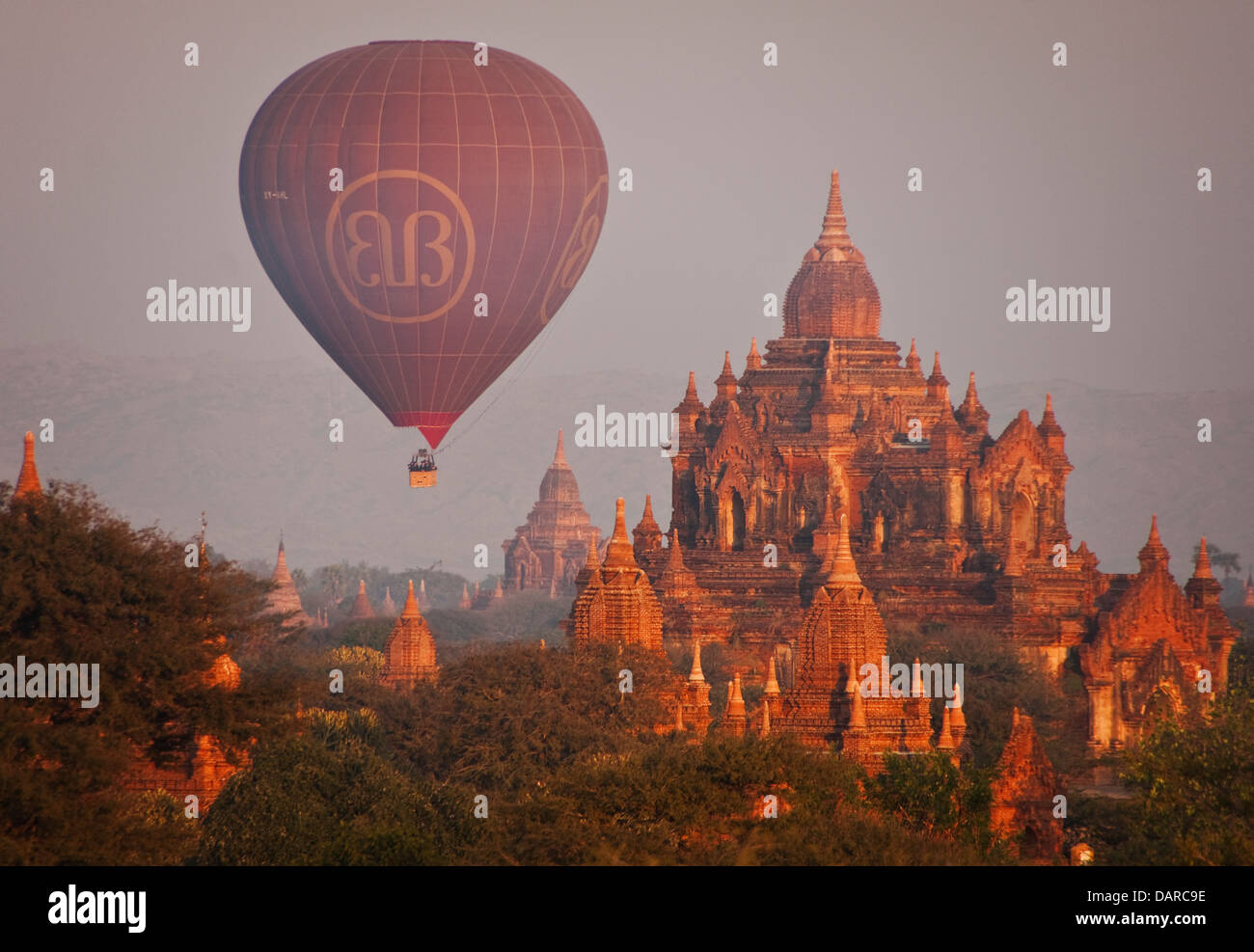 Tourist montgolfière en vol au dessus de la plaine de Bagan temple le matin au Myanmar. Banque D'Images