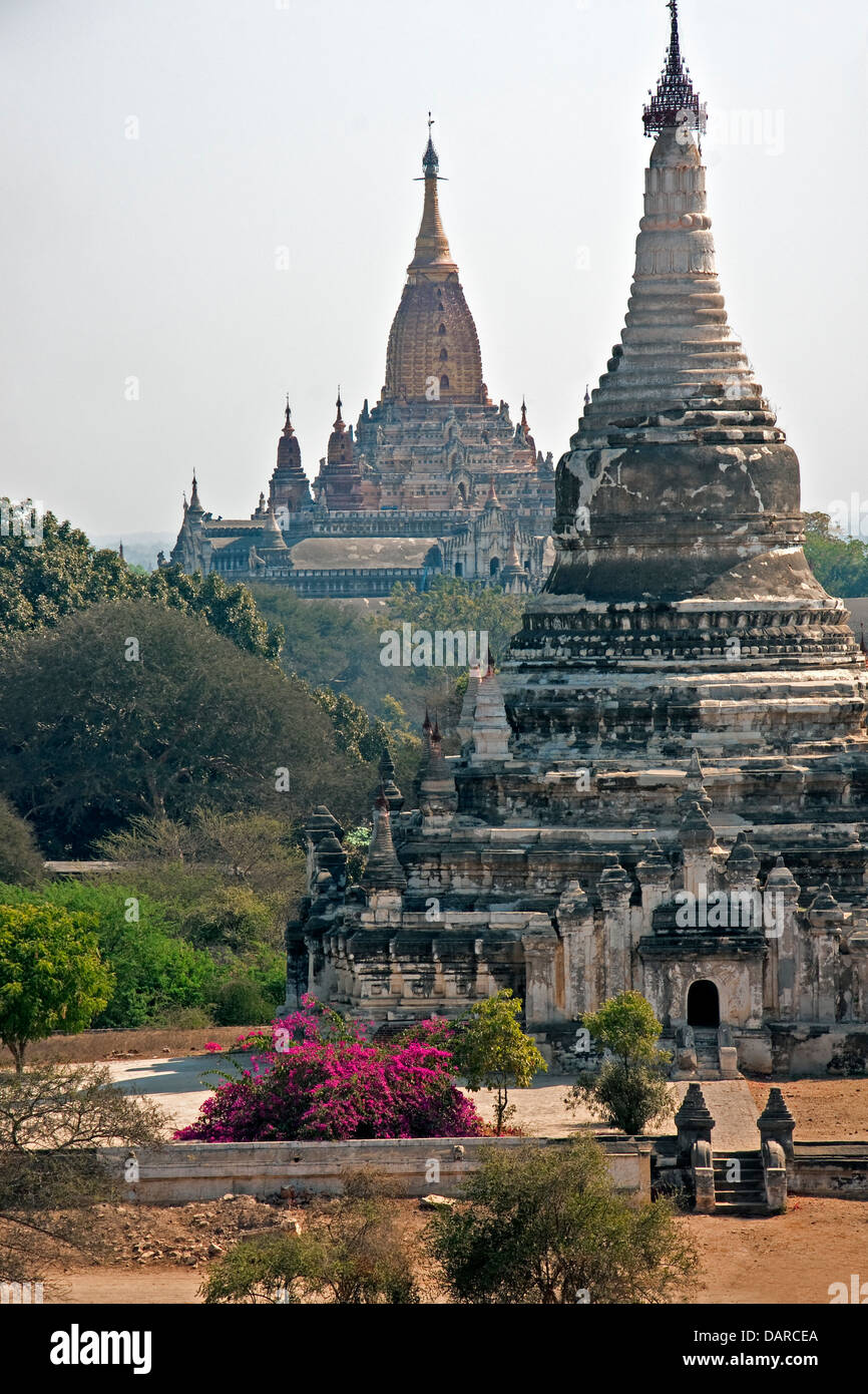 Le Golden Temple Pahto Ananda derrière un stupa sur la plaine de Bagan. Banque D'Images