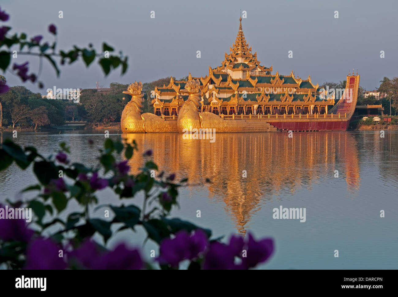 Restaurant Karaweik en réplique de Barge Royale sur le Lac Kandawgyi à Yangon. Banque D'Images