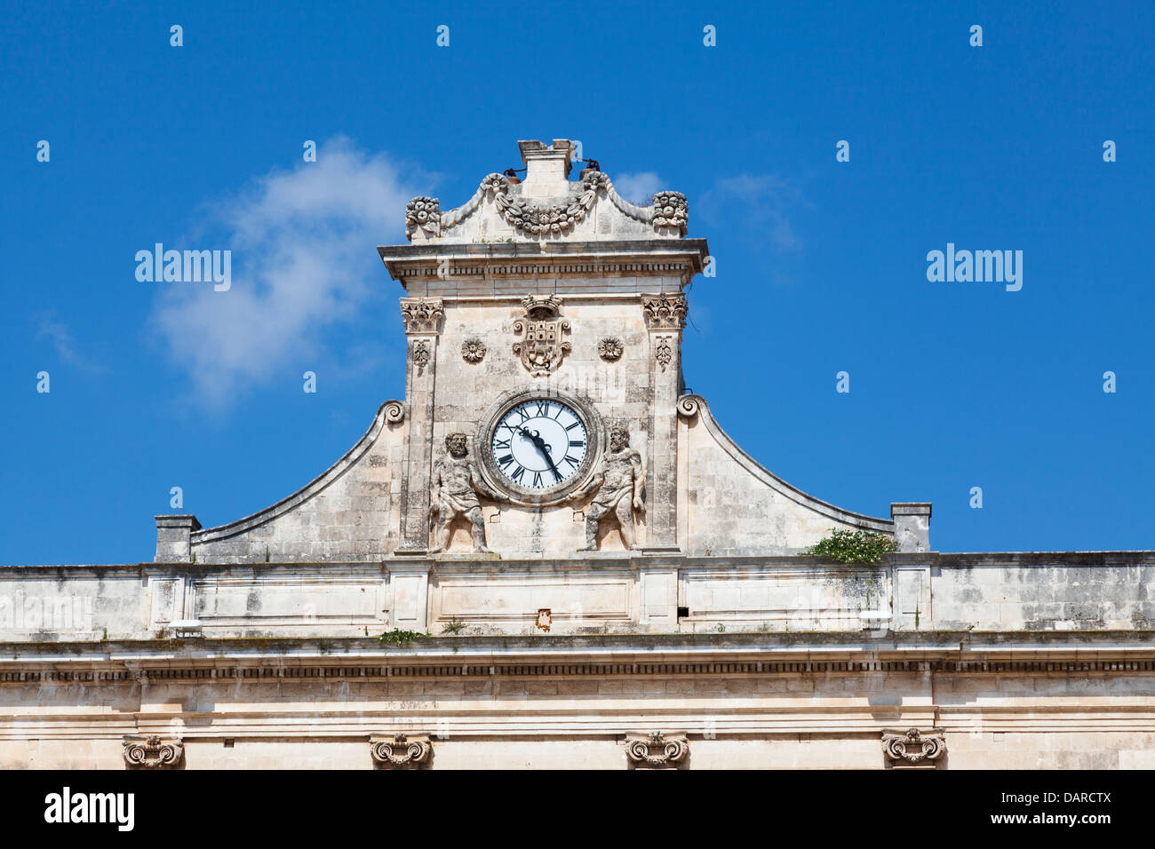 Réveil sur le Municipio, dans l'historique vieille ville médiévale d'Ostuni, Pouilles, Italie Banque D'Images