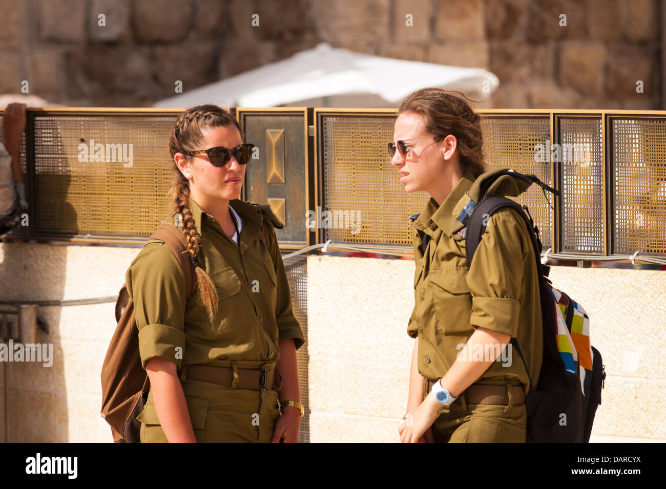 Vieille ville de Jérusalem Israël du mur des Lamentations Ha Kotel Plaza 2 jolie fille deux soldats des FDI en uniforme et lunettes de vue de la rue Banque D'Images