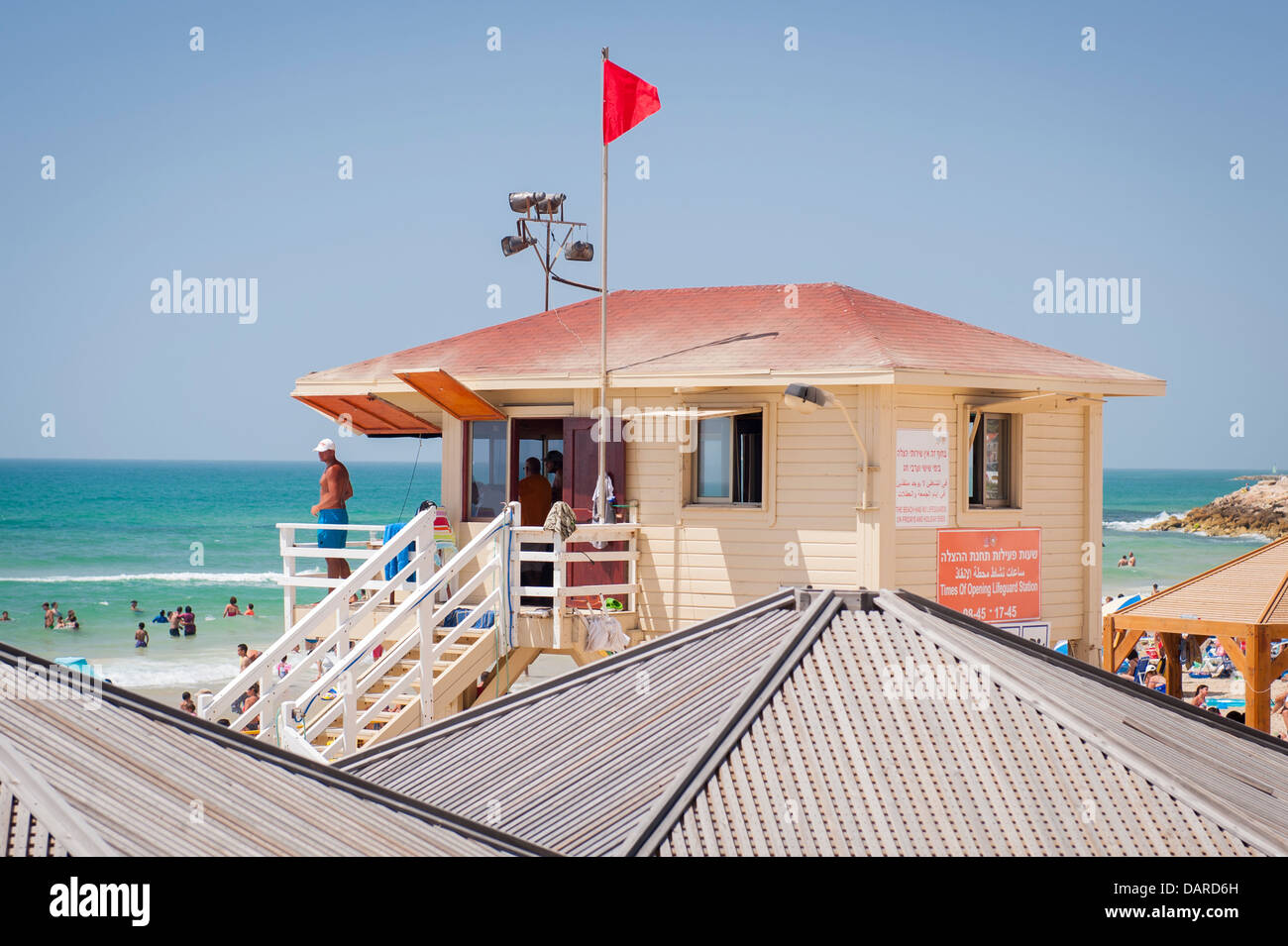 Israël Tel Aviv Jaffa Yafo Manta Ray Beach Life Savers gardes foules hut détail Banque D'Images