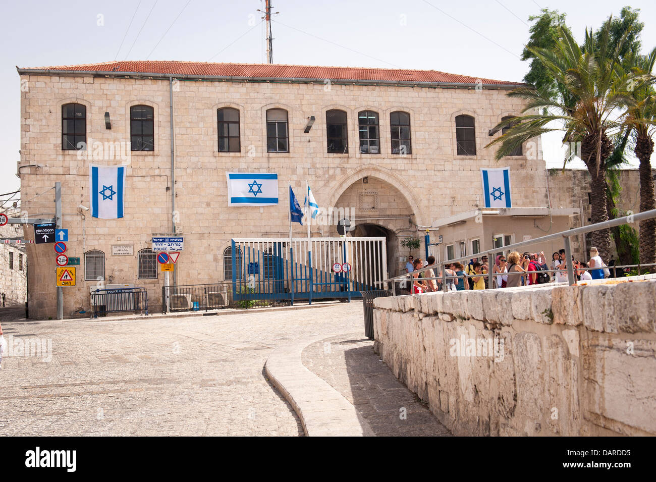 Israël Jérusalem Vieille Ville de police par la Citadelle Quartier arménien touristes groupe drapeaux drapeau israélien David Mogen étoile de David heavy metal gates Banque D'Images