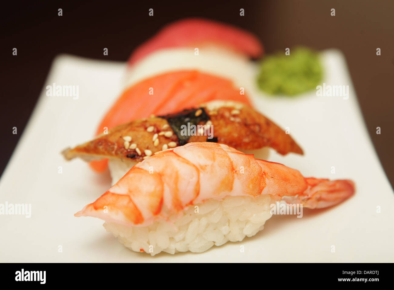 Sushi sur une plaque blanche. Banque D'Images