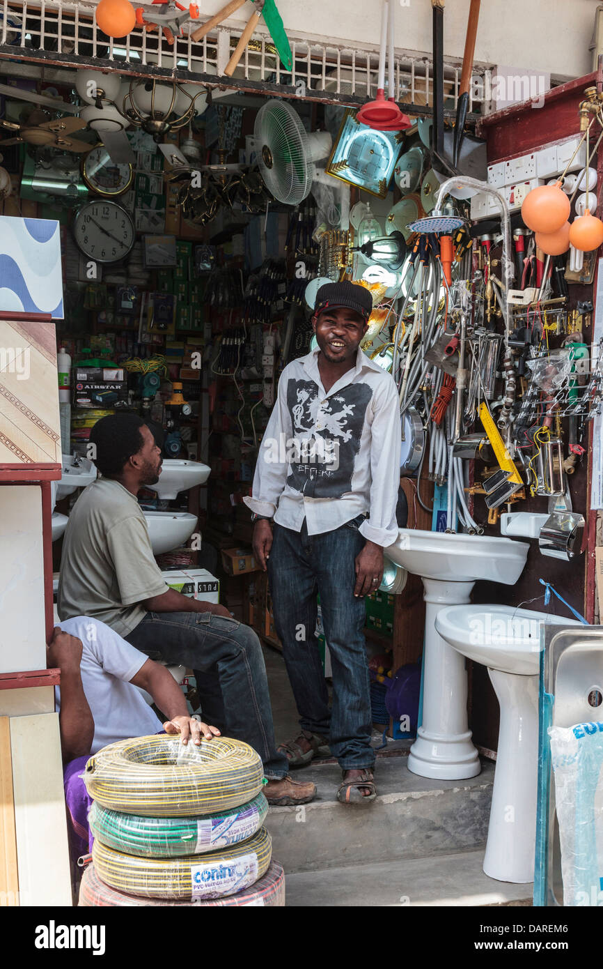 L'Afrique, Tanzanie, Zanzibar, Stone Town. Vendeurs dans la boutique ouverte sur la rue. Banque D'Images