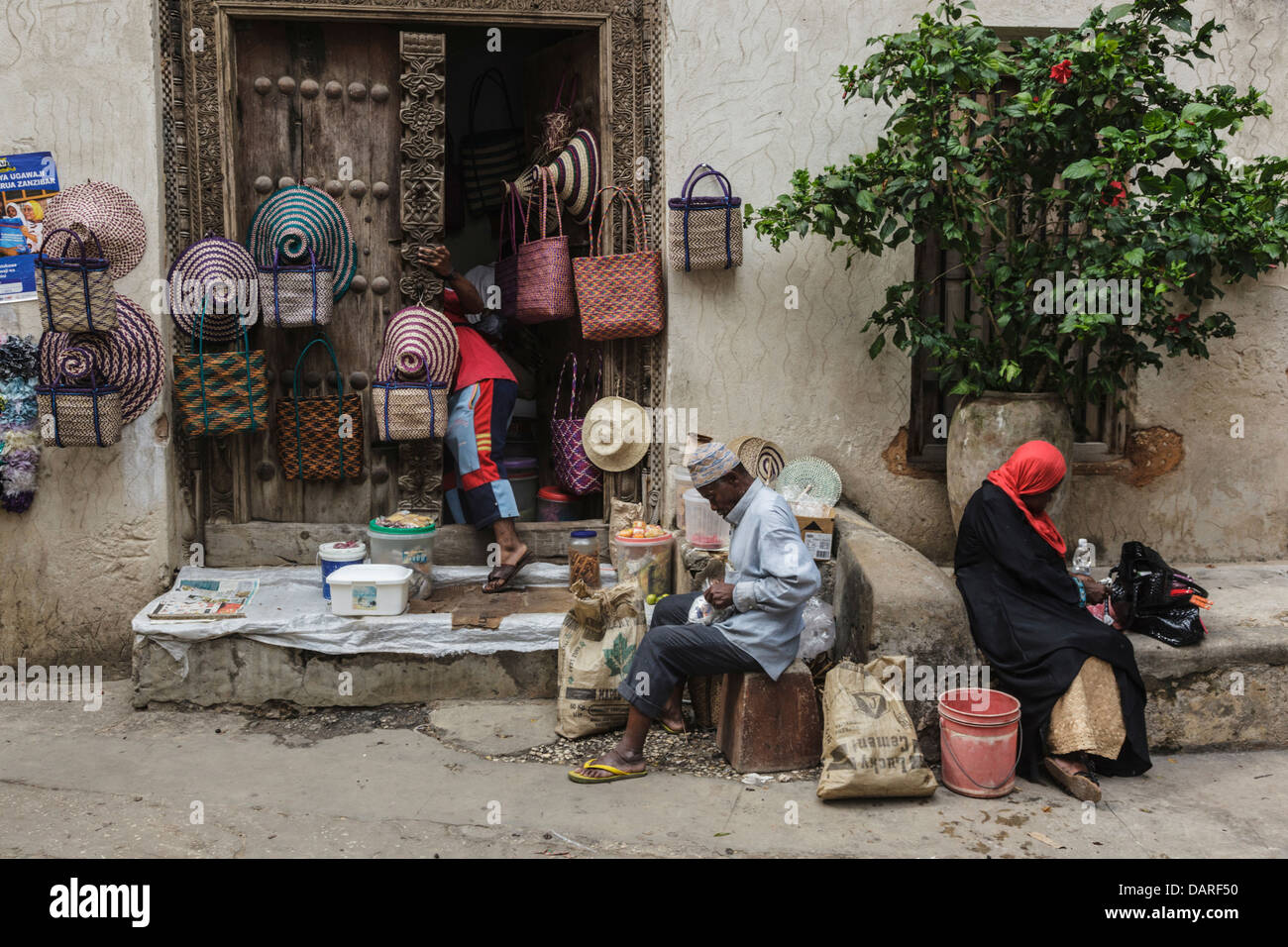L'Afrique, Tanzanie, Zanzibar, Stone Town. L'homme assis à bord de la boutique. Banque D'Images