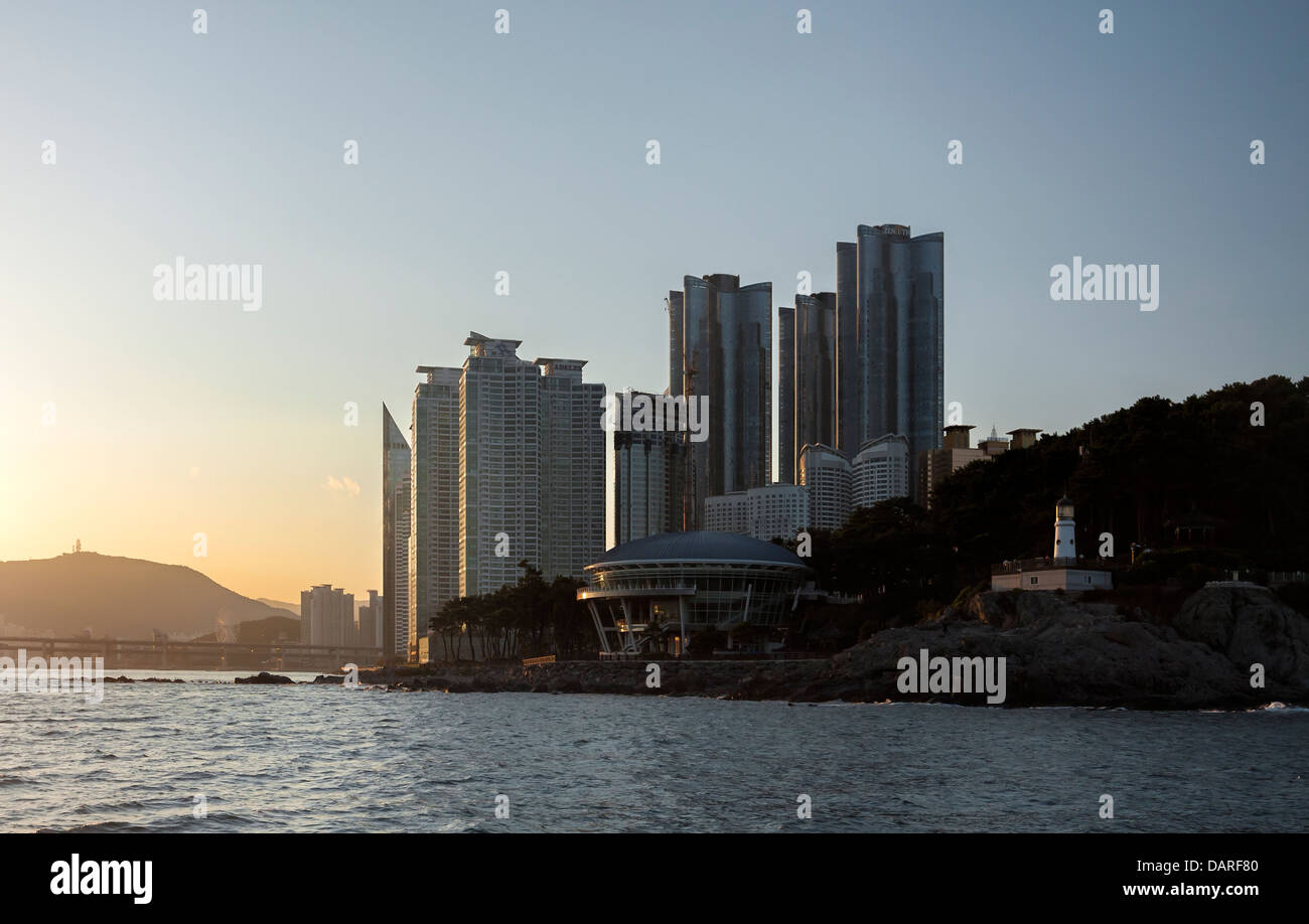 Dongbaekseom Island, de l'APEC, des gratte-ciel et le pont Gwangan vu de la mer. Le haut se lève : Parth Hyatt Busan. Banque D'Images