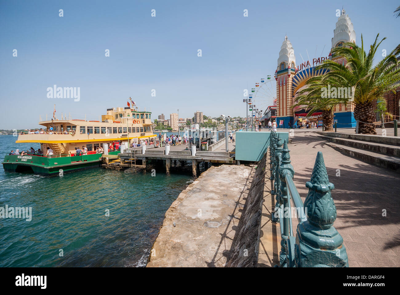 Un traversier arrive à Luna Park, Milsons Point dans le port de Sydney. Banque D'Images