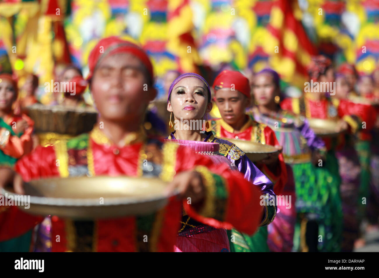Koronadal, Philippines. 18 juillet, 2013. Danseurs effectuer durant la 14e t'nalak défilé du festival dans le sud de la ville de Koronadal Philippines. Jef : crédit Maitem/ZUMAPRESS.com/Alamy Live News Banque D'Images