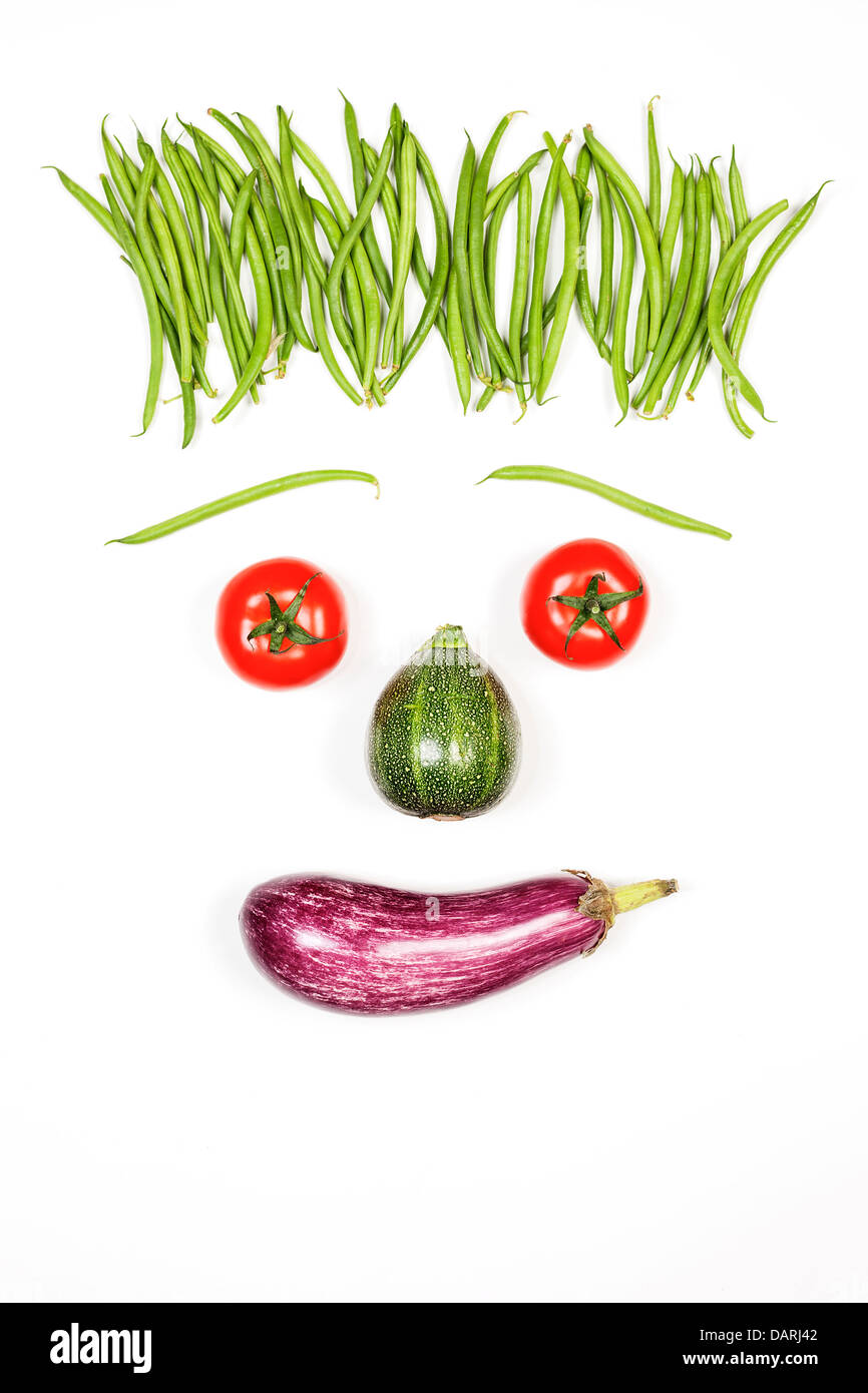 Happy face verticale avec des légumes sur fond blanc Banque D'Images