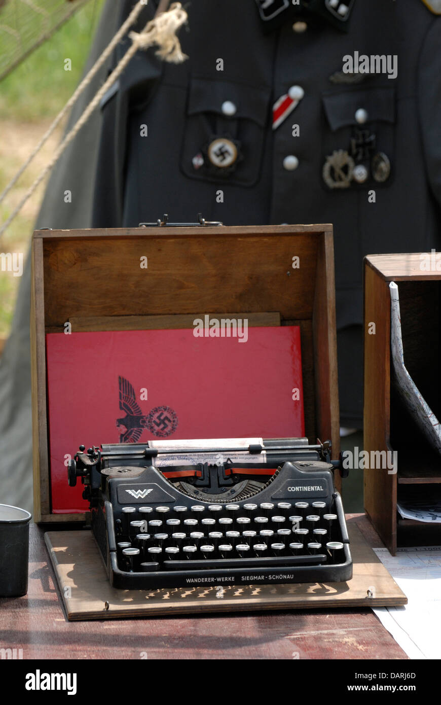 Machine à écrire sur le terrain allemand guerre sur 24 avec document portant l'aigle et croix gammée. Uniforme allemand de raccrocher. Banque D'Images