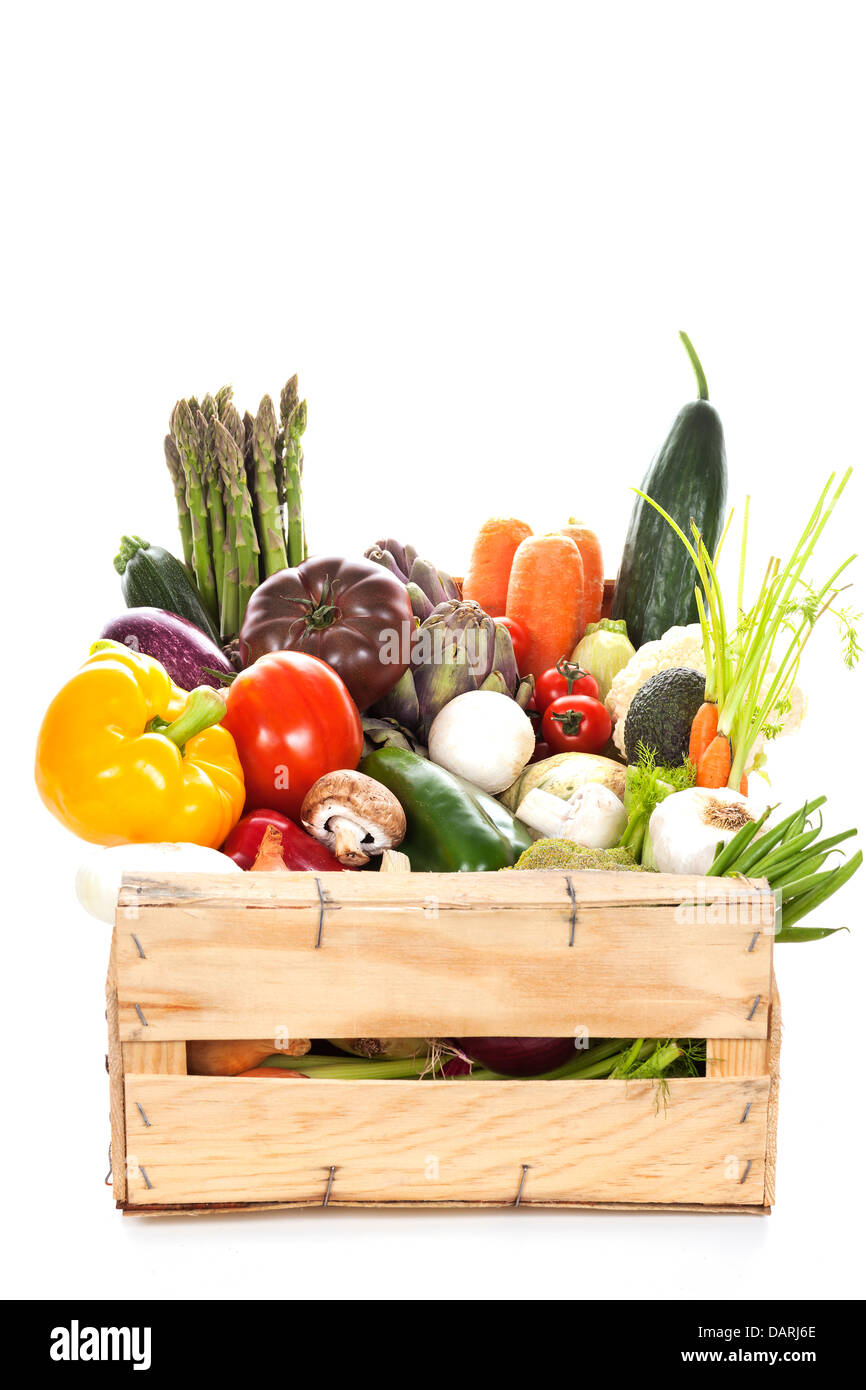 Assortiment de légumes frais dans une caisse sur fond blanc Banque D'Images