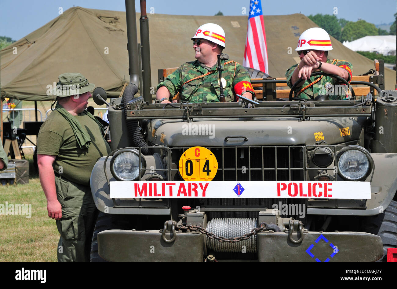 La Police militaire américaine en jeep. Reprise de la guerre et de la paix, juillet 2013. Hippodrome de Folkestone, Kent, Angleterre, Royaume-Uni. Banque D'Images