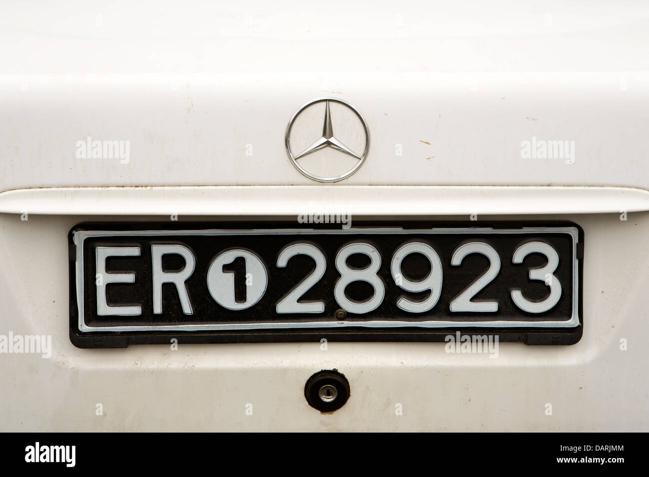 L'Afrique, l'Érythrée, Massawa, Vieille Ville, véhicule de l'Érythrée à l'arrière de plaque d'immatriculation de voiture Mercedes Banque D'Images