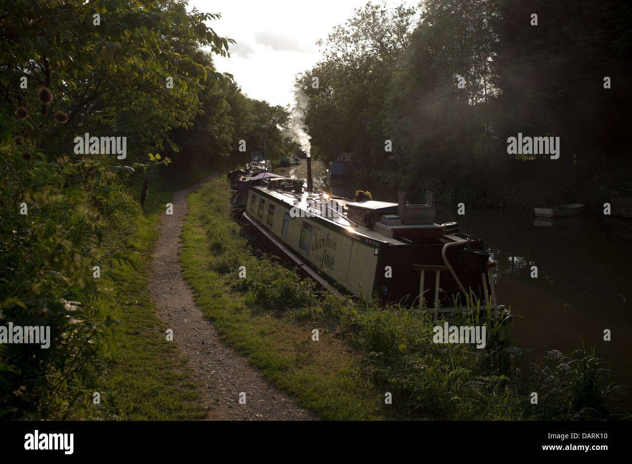 Canal Boat avec fumeurs Cheminée à Honeystreet Banque D'Images