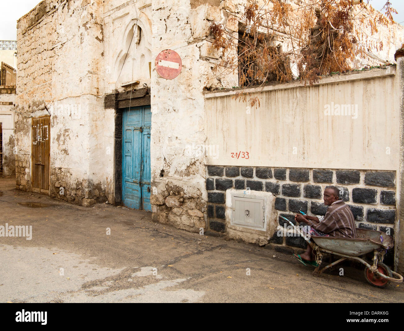 L'Afrique, l'Érythrée, Massawa, Vieille Ville, homme assis dans l'Érythrée vieille brouette Banque D'Images