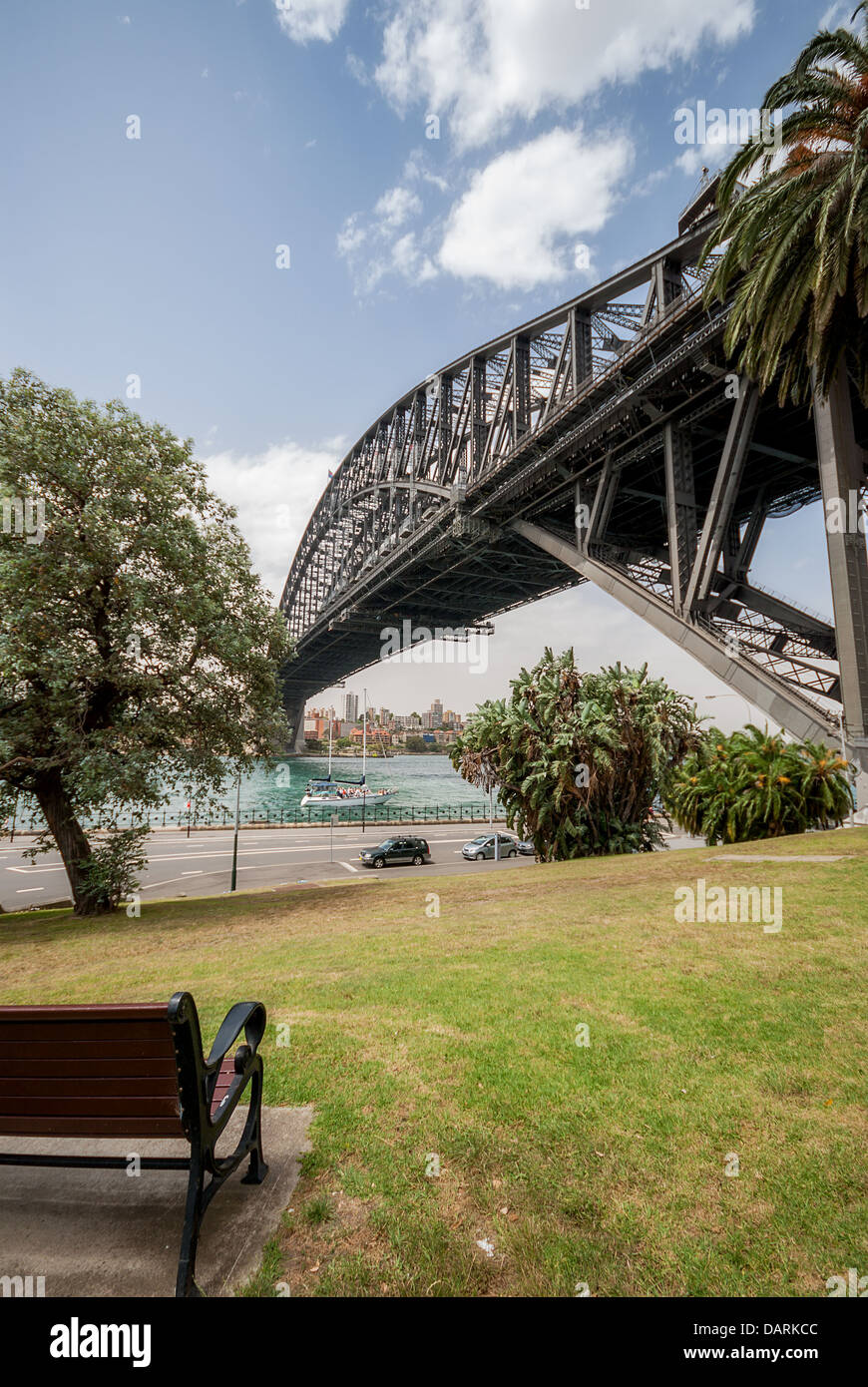 Un banc dans un parc avec une vue sur l'emblématique pont du port de Sydney Banque D'Images