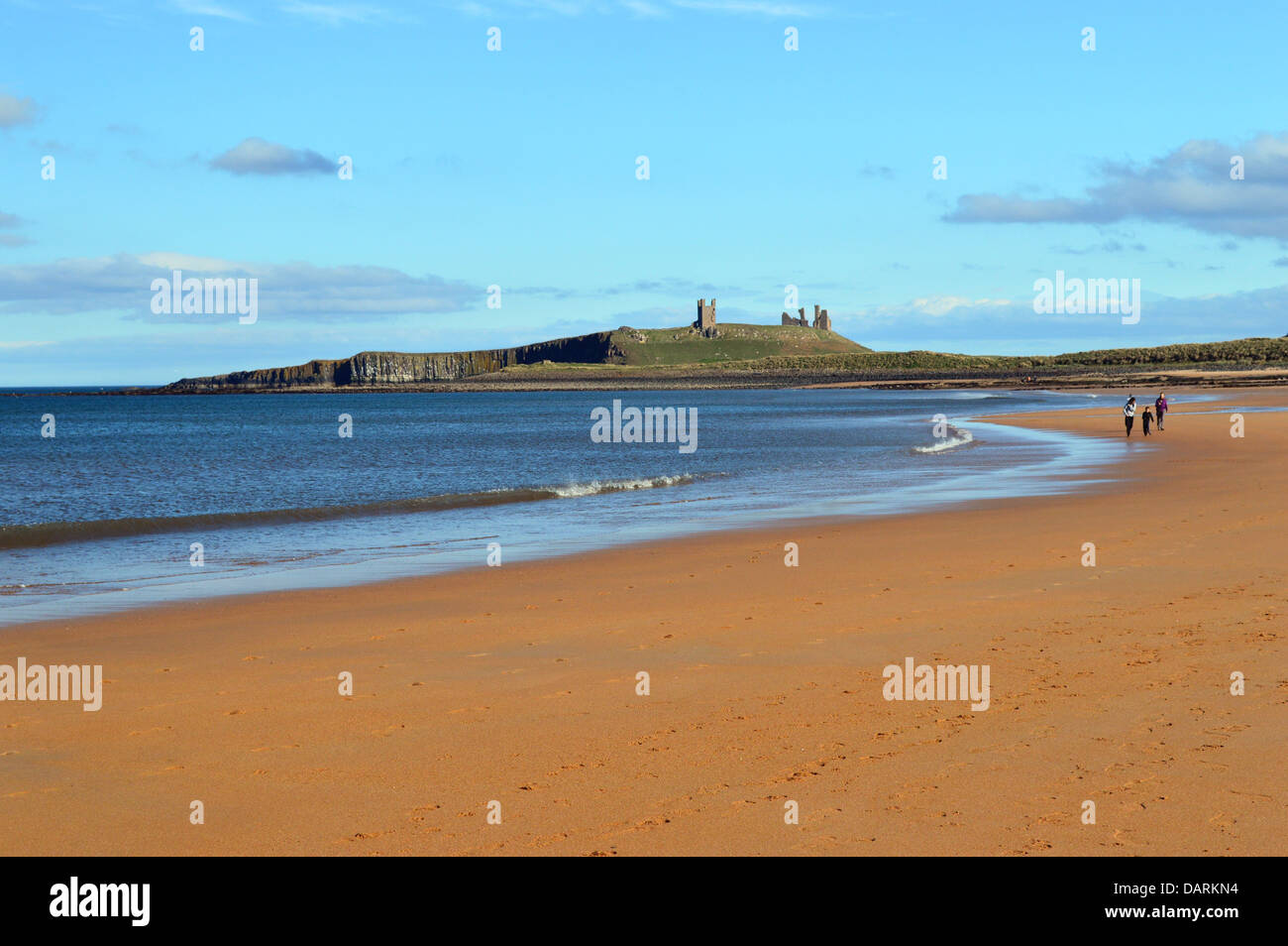 Balades en famille sur une plage déserte en direction de Château de Dunstanburgh sur St Oswalds Way Sentier de Northumberland Embleton Banque D'Images